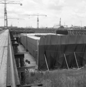 Bouw IJtunnel, overzicht werkzaamheden in het bouwdok in Tuindorp Oostzaan, Bestanddeelnr 916-6060
