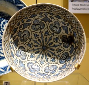 Bowl with geometric design, Iran, Mashhad, mid 15th century, Dish with medallion design, Iran, Tabriz, late 16th century, underglaze-painted stonepaste - Royal Ontario Museum - DSC04790