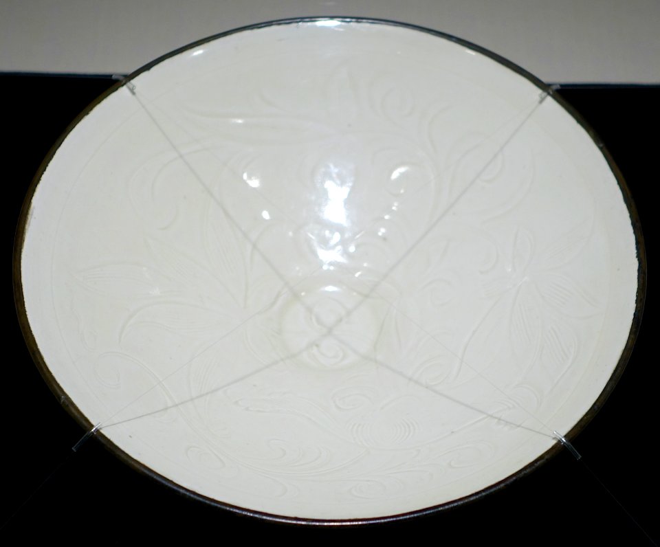 Bowl with incised lotus design, China, Ding kiln, Northern Song dynasty, 11th-12th century AD, white porcelain - Matsuoka Museum of Art - Tokyo, Japan - DSC07231