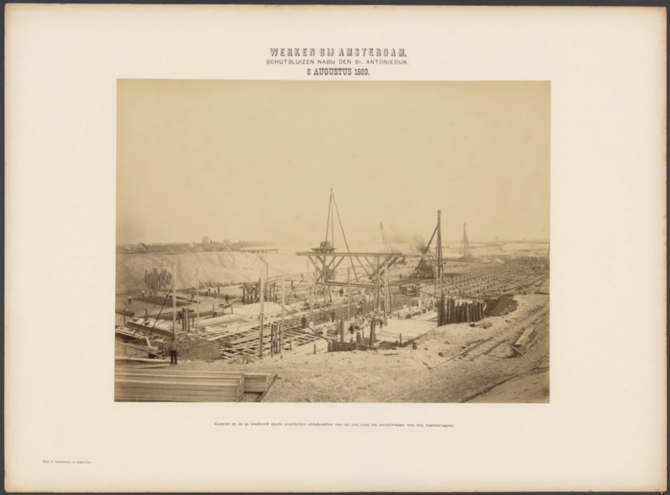 Bouw van de fundering van schutsluizen nabij de St. Antoniedijk. Gezicht op de i, Bestanddeelnr 251