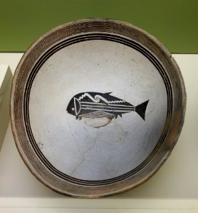 Bowl with fish, Mimbres, New Mexico, cc. 800-1150 AD, ceramic - Fitchburg Art Museum - DSC08786