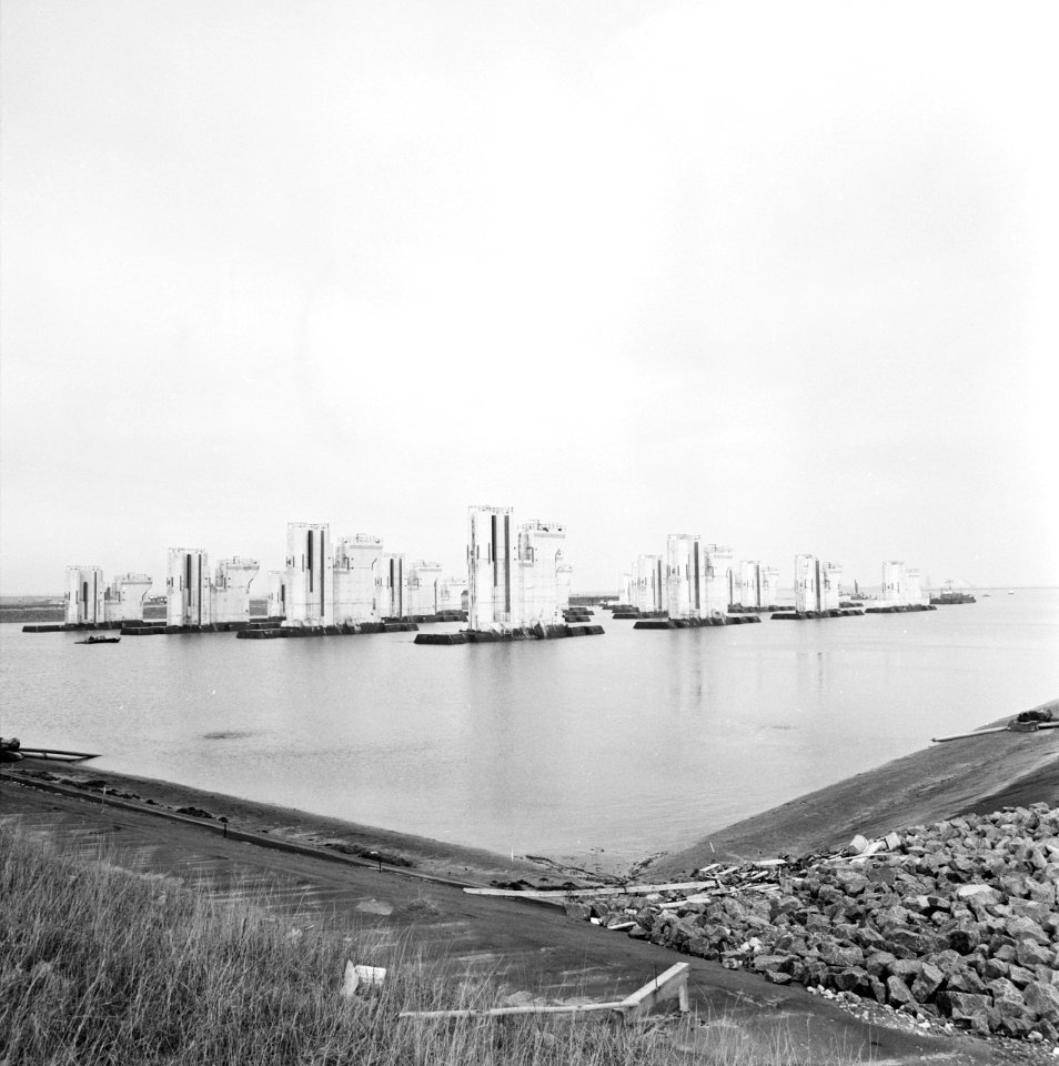 Bouw stormvloedkering Oosterschelde, op het werkeiland Neeltje Jans krijgt het w, Bestanddeelnr 931-9731