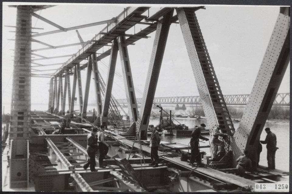 Bouw van de nieuwe spoorbrug over de Moerdijk. Het werk aan de eerste overspanni, Bestanddeelnr 043-1250