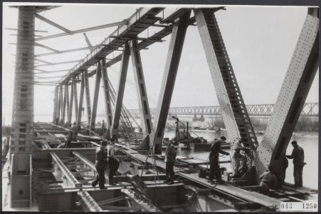 Bouw van de nieuwe spoorbrug over de Moerdijk. Het werk aan de eerste overspanni, Bestanddeelnr 043-1250