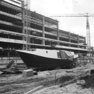 Bouw scheepje tussen nieuwbouw te Rotterdam, Bestanddeelnr 919-1351
