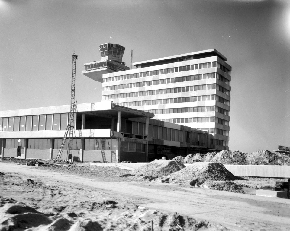 Bouw Luchthaven Schiphol, verkeerstoren met administratiegebouw, Bestanddeelnr 918-2715