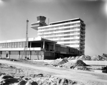Bouw Luchthaven Schiphol, verkeerstoren met administratiegebouw, Bestanddeelnr 918-2715