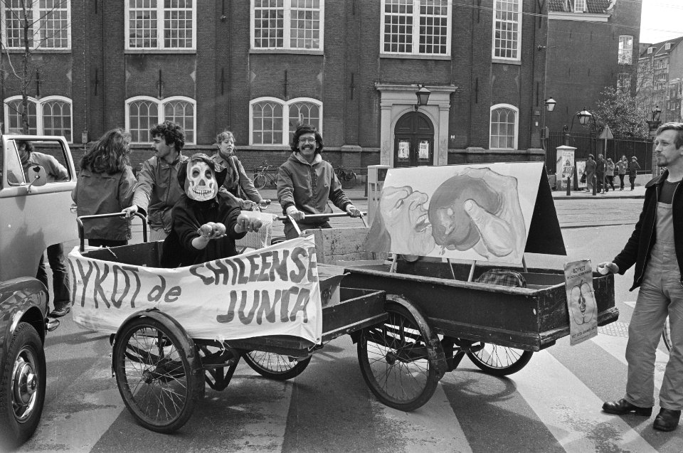 Boycotaktie tegen Chileense appels (Amsterdam) bakfiets met besmette appels, Bestanddeelnr 930-7797