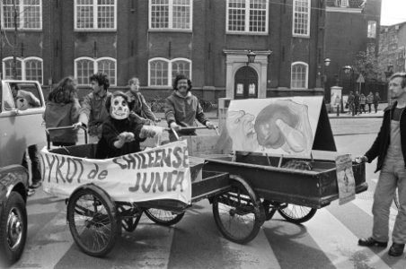 Boycotaktie tegen Chileense appels (Amsterdam) bakfiets met besmette appels, Bestanddeelnr 930-7797