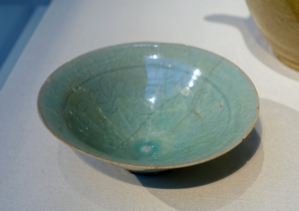 Bowl with incised design of floral spray, Korea, Gangjin kilns, Goryeo period, late 1000s AD, stoneware, celadon, glaze - Freer Gallery of Art - DSC04928