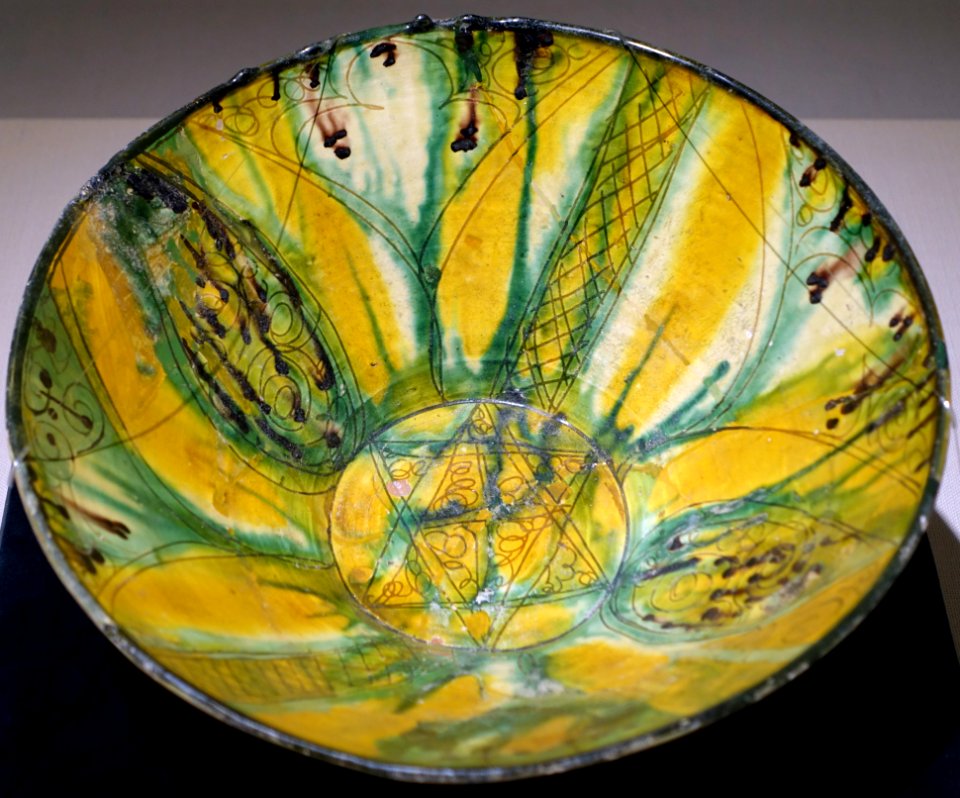 Bowl with incised flower design, Iran, 9th-10th century AD, color painting on yellow ground pottery - Matsuoka Museum of Art - Tokyo, Japan - DSC07323