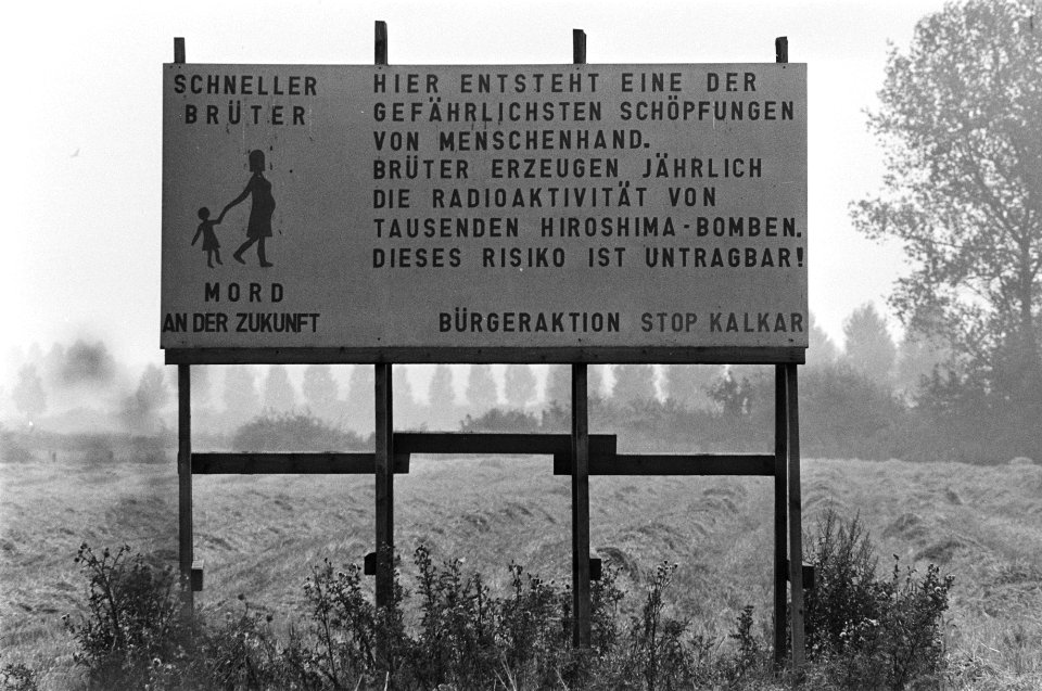 Bouw muur rond kerncentrale Kalkar nr 33 protestbord, Bestanddeelnr 929-3314