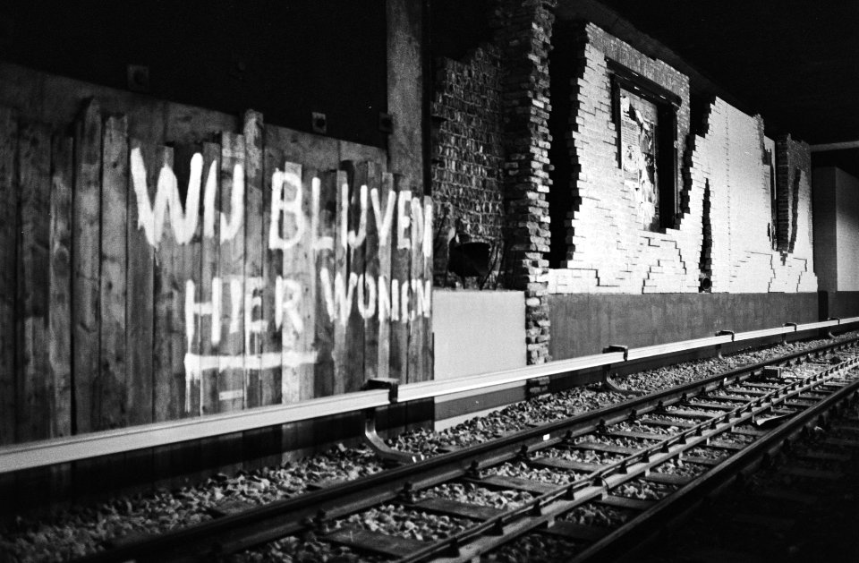 Bouw van de metro in Amsterdam, station Nieuwmarkt tekst Wij blijven hier wo…, Bestanddeelnr 930-9618