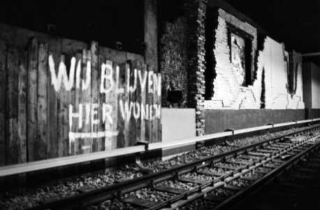 Bouw van de metro in Amsterdam, station Nieuwmarkt tekst Wij blijven hier wo…, Bestanddeelnr 930-9618