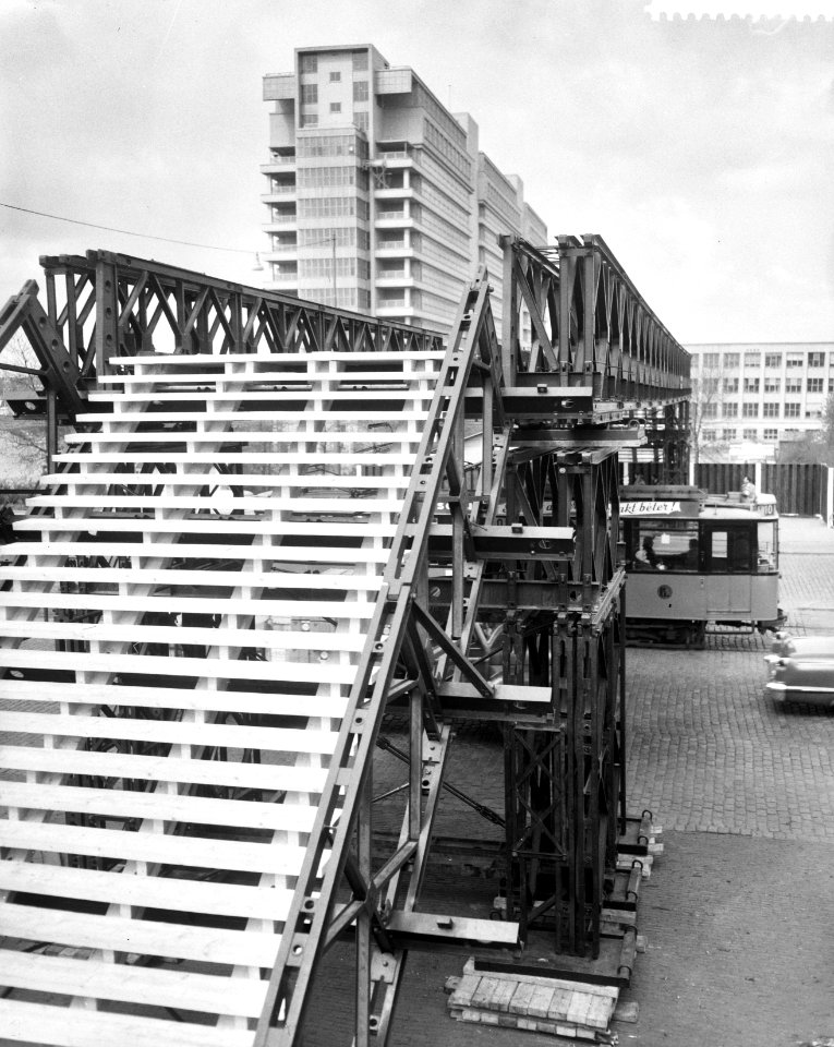 Bouw tweede Floriadebrug door pontonniers van het 462ste bat te Keizersveer te R, Bestanddeelnr 911-1969
