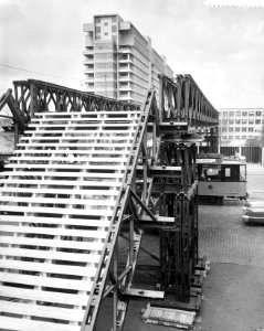 Bouw tweede Floriadebrug door pontonniers van het 462ste bat te Keizersveer te R, Bestanddeelnr 911-1969