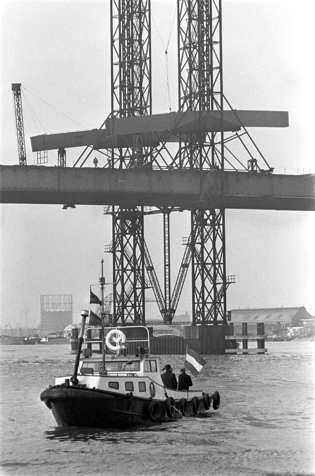 Bouw van Brienenoordbrug bij Rotterdam, de grote overspanning wordt aangebracht, Bestanddeelnr 916-0872