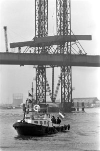 Bouw van Brienenoordbrug bij Rotterdam, de grote overspanning wordt aangebracht, Bestanddeelnr 916-0872