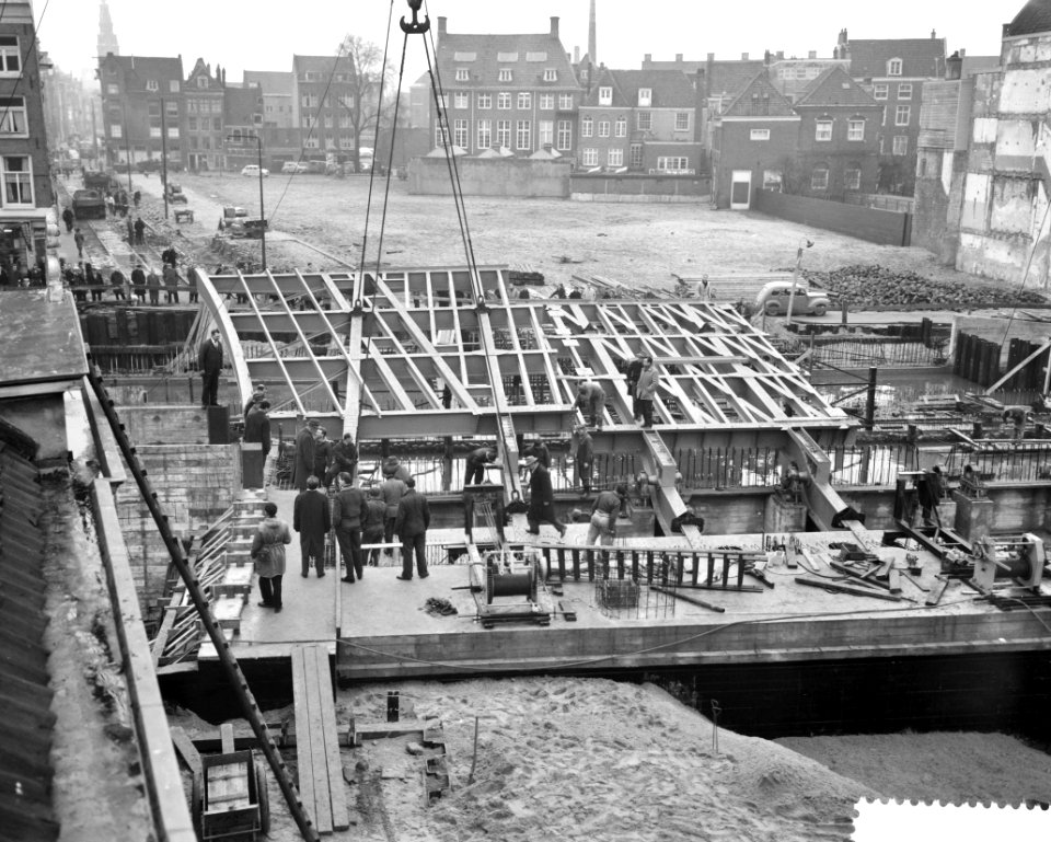 Bouw van de Hortusbrug, plaatsen van het 32 gedeelte van de basculebrug, Bestanddeelnr 911-0478