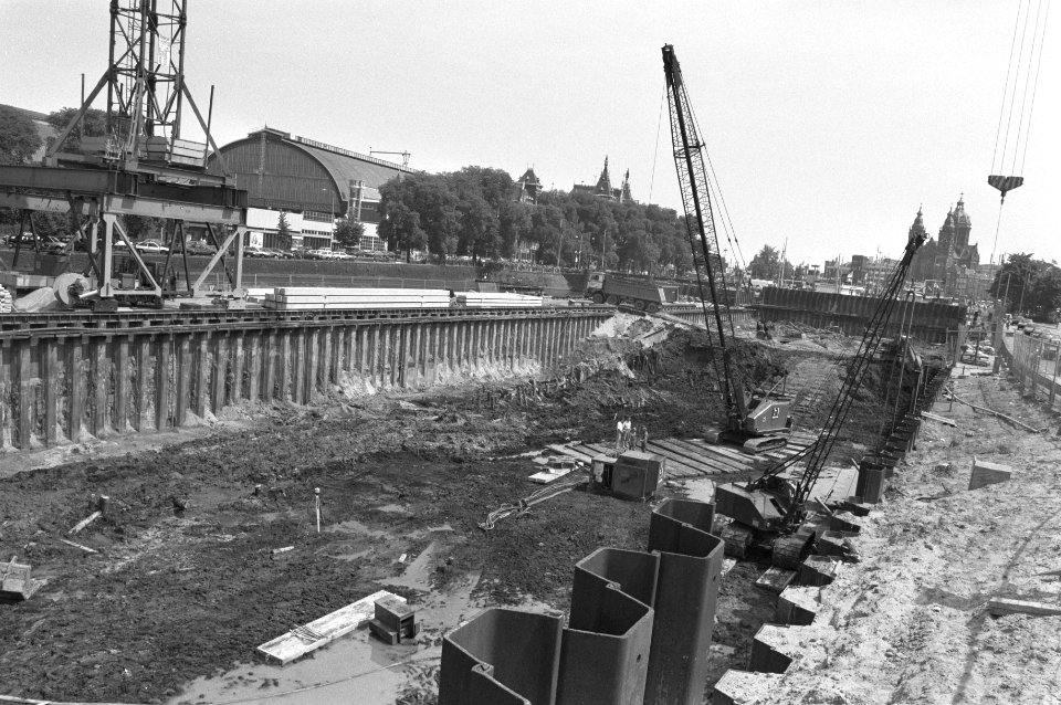 Bouw van de parkeergarage Prins Hendrikkade tegenover Centraal Station te Amster, Bestanddeelnr 934-4697