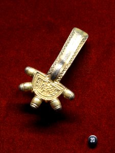 Bow Fibula, 500-550 AD, Frankish, silver gilt and niello - Cleveland Museum of Art - DSC08466