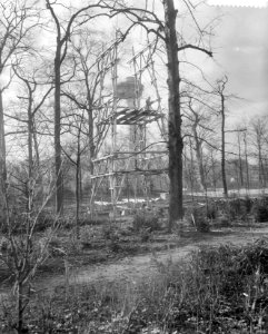 Bouw van de boswachterstoren in het park, Bestanddeelnr 911-0355