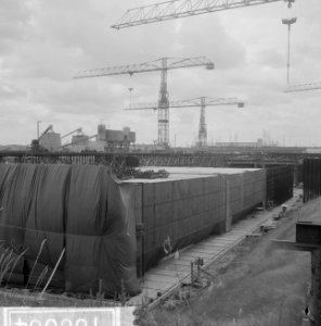 Bouw IJtunnel, overzicht werkzaamheden in het bouwdok in Tuindorp Oostzaan, Bestanddeelnr 916-6064