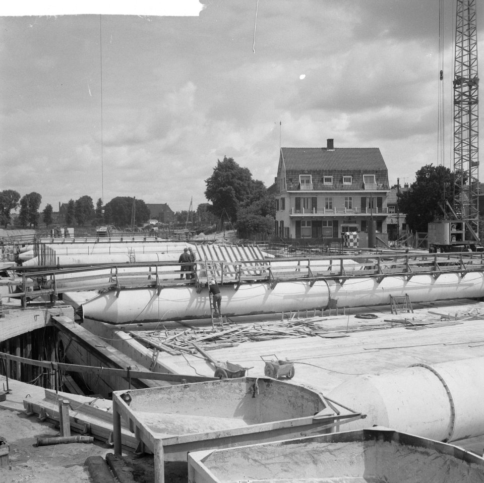 Bouw IJtunnel, overzicht werkzaamheden in het bouwdok in Tuindorp Oostzaan, Bestanddeelnr 916-6061