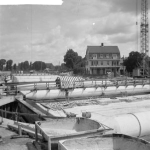 Bouw IJtunnel, overzicht werkzaamheden in het bouwdok in Tuindorp Oostzaan, Bestanddeelnr 916-6061