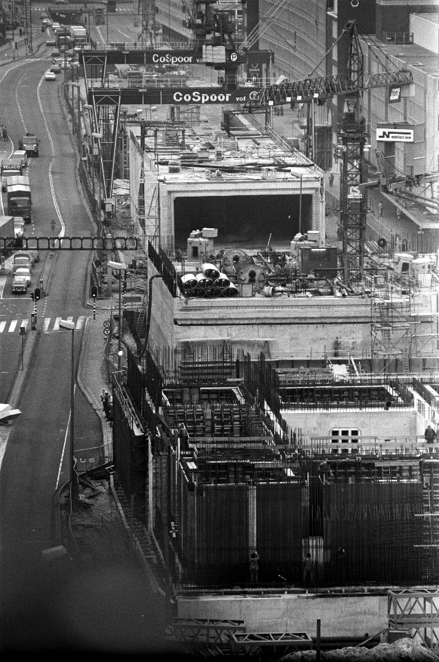 Bouw metro in Amsterdam, bouw van caissons in Weesperstraat, Bestanddeelnr 926-1493