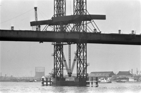 Bouw van Brienenoordbrug bij Rotterdam, de grote overspanning wordt aangebracht, Bestanddeelnr 916-0873
