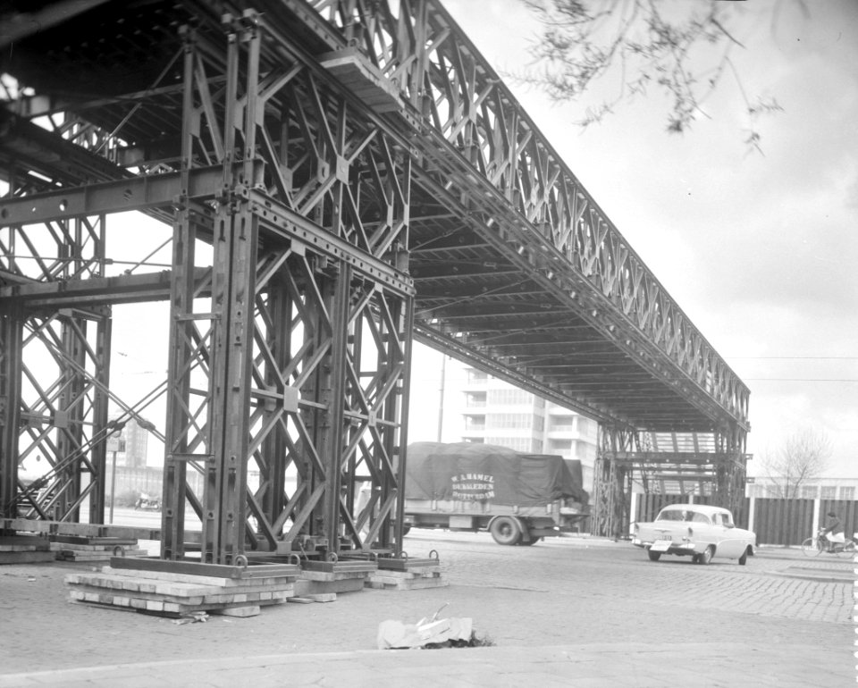 Bouw tweede Floriadebrug door pontonniers van het 462ste bat te Keizersveer te R, Bestanddeelnr 911-1971