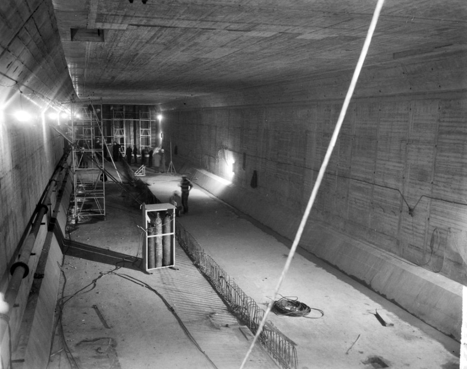 Bouw IJtunnel Het booreiland in het IJ Interieur van de verkeerskokers, Bestanddeelnr 915-6053