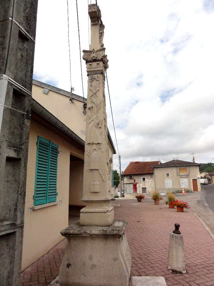 Boviolles (Meuse) croix de chemin devant mairie (02)