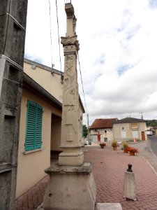 Boviolles (Meuse) croix de chemin devant mairie (02)