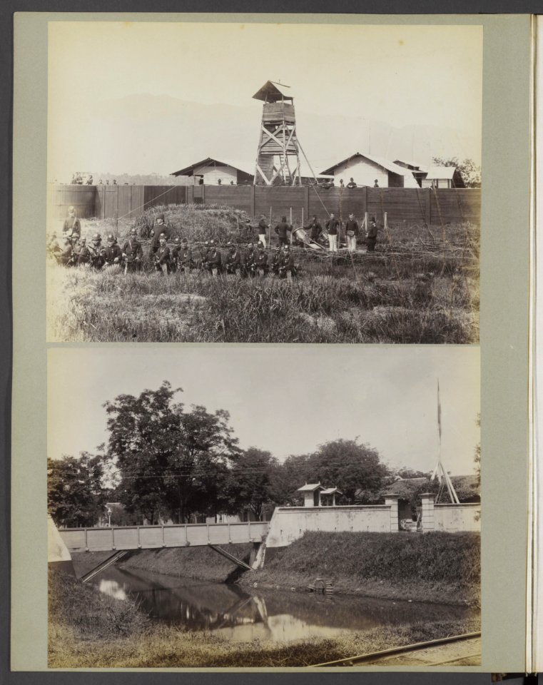 Boven Marechaussee eenheid poseert voor een fort met uitkijktoren. Rechts zijn , Bestanddeelnr 850 08