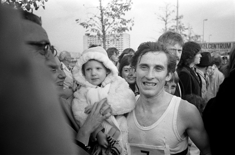 Boven t IJ loop in Amsterdam Karel Lismont met vrouw en kind, Bestanddeelnr 928-8341
