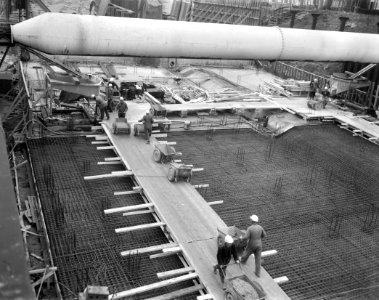 Bouw IJtunnel bij Prins Hendrikkade , bij de Adelaarsweg bezig met beton storten, Bestanddeelnr 915-9922