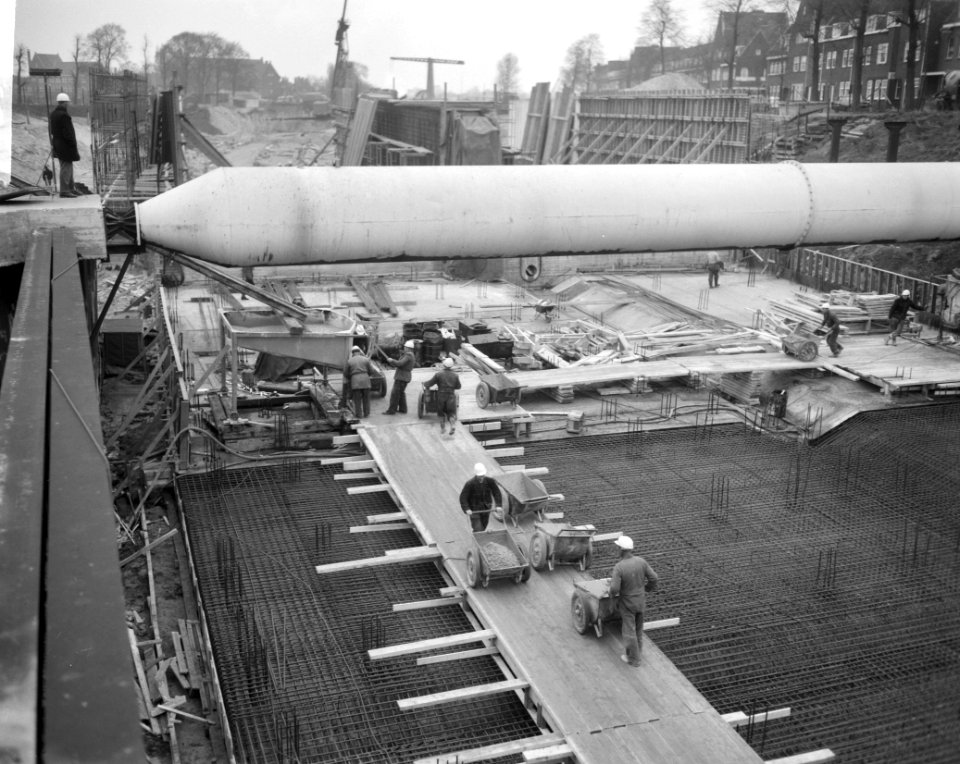 Bouw IJtunnel bij Prins Hendrikkade , bij de Adelaarsweg bezig met beton storten, Bestanddeelnr 915-9924