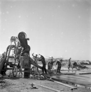 Bouwwerkzaamheden Schiphol Storten van beton, Bestanddeelnr 255-9572