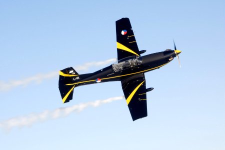 Bovenaanzicht-van-pc-7-lesvliegtuig-in-de-lucht