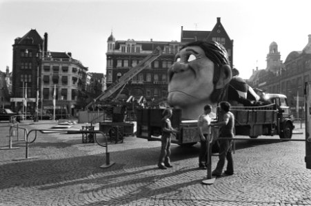 Bouw reus op de Dam in kader van actie Amsterdam ReuzestAD (kop), Bestanddeelnr 929-7525