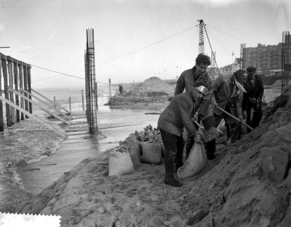 Bouw pier Scheveningen stagneert door storm, Bestanddeelnr 910-7801