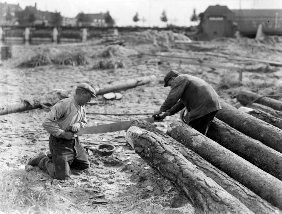 Bouwwerkzaamheden twee mannen met een zaag, Bestanddeelnr 189-0792