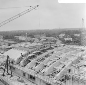 Bouw Nederlands Congrescentrum te Den Haag , overzicht v toren, op werkzaamheden, Bestanddeelnr 919-3052