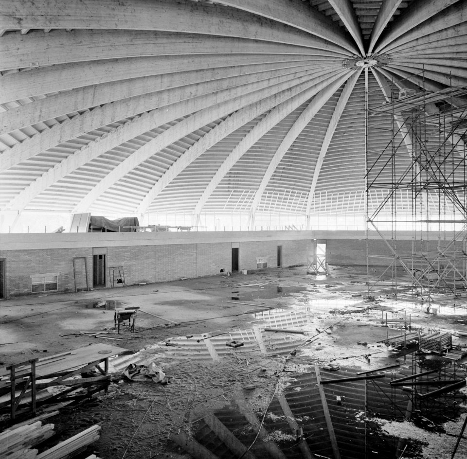 Bouw sporthal in voormalige gashouder aan Linnaeuskade te Amsterdam, interieur, Bestanddeelnr 926-7063
