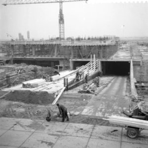 Bouw nieuw verkeersareaal op Schiphol, exterieur Luchthavengebouw, Bestanddeelnr 917-1967