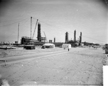 Bouw raffinaderij van de Esso in het Botlekgebied bij Rotterdam, Bestanddeelnr 910-4209