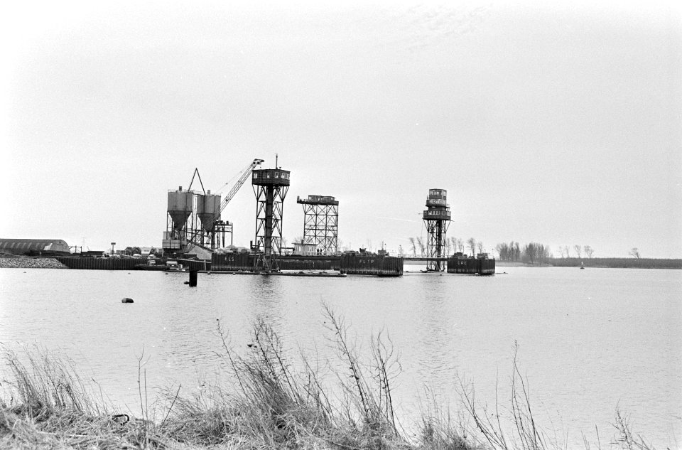 Bouw tunnel tussen Dordrecht en Zwijndrecht onder Oude Maas element wachten op, Bestanddeelnr 928-4091