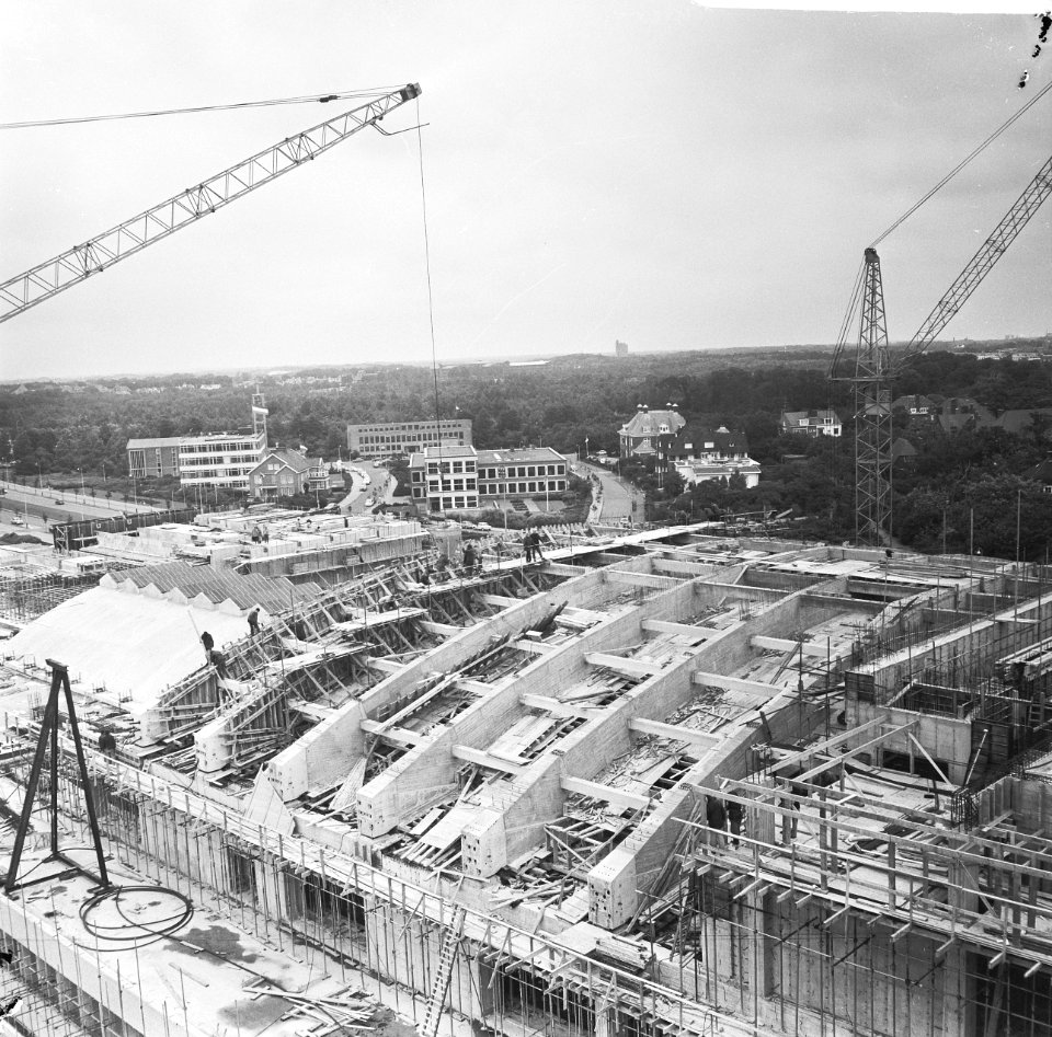 Bouw Nederlands Congrescentrum te Den Haag , links Congresgebouw, rechts de tore, Bestanddeelnr 919-3051